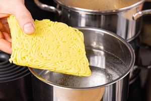 Ramennudeln nach Packungsanleitung zubereiten