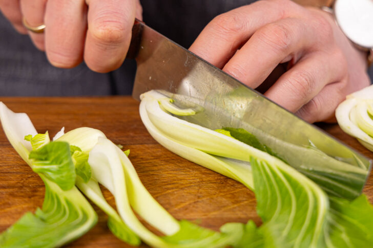 Pak Choi schneiden