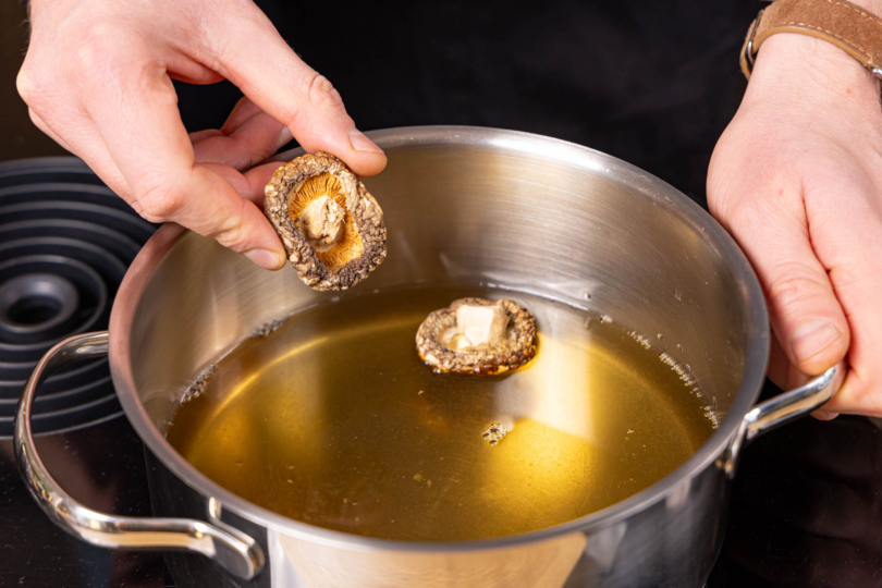 Shiitake-Pilze in Brühe einlegen