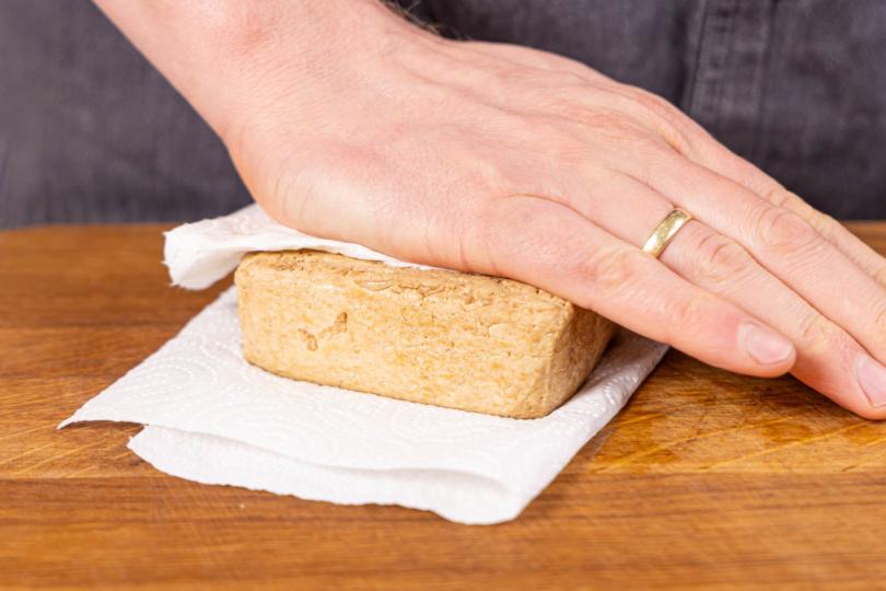 Räuchertofu ausdrücken und schneiden