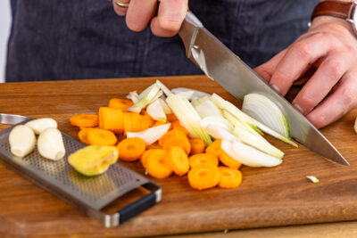 Gemüse schneiden und Knoblauch sowie Ingwer fein reiben, für Weißkohl Curry