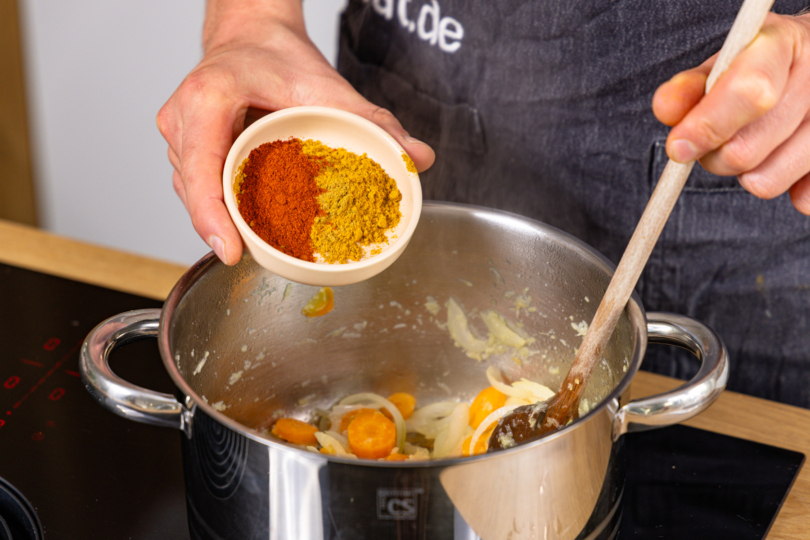 Gewürze zum Bratgut geben