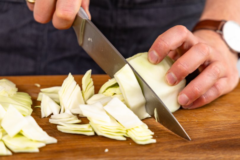 Weißkohl in Streifen schneiden