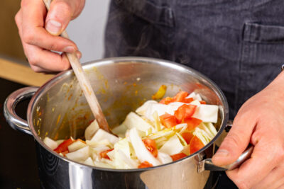 Weißkohl und Tomaten mit anschwitzen, für Weißkohl Curry
