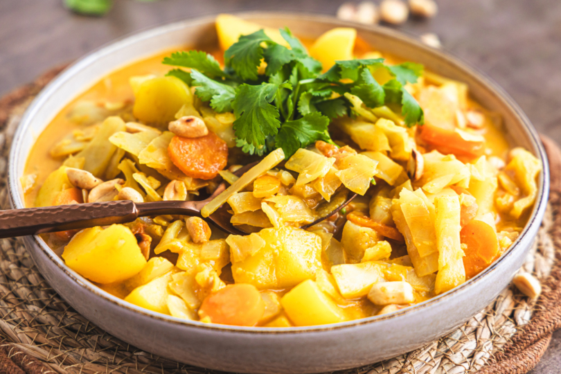 Weißkohl Curry mit Erdnussbutter und Koriander
