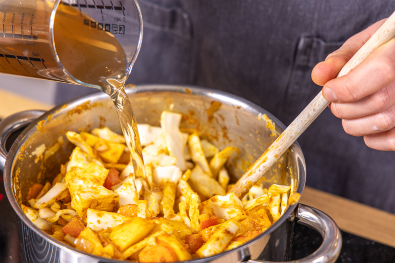 Gemüsebrühe dazu gießen