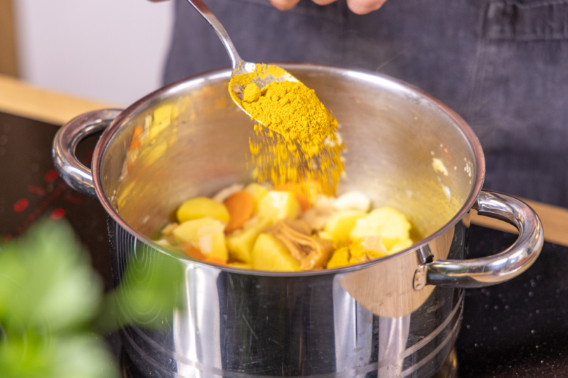 Currypulver dazugeben