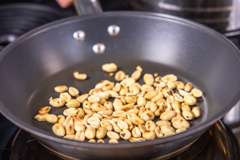 Erdnüsse rösten