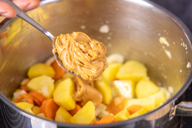 Erdnussbutter dazugeben