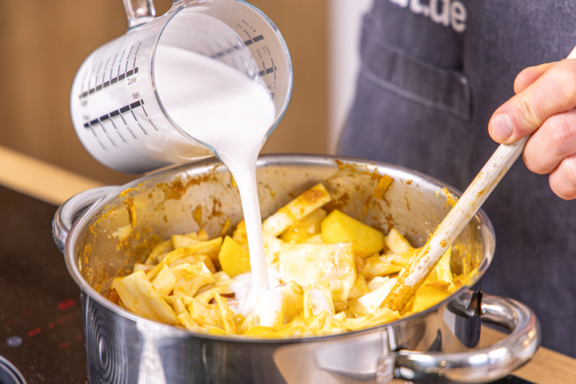 Kokosmilch dazu gießen