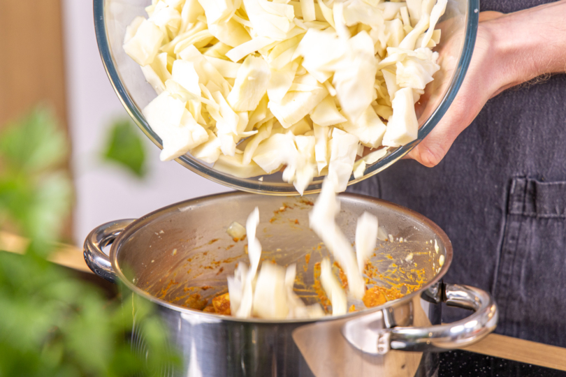 Weißkohl in den Topf geben
