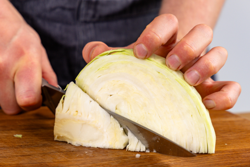 Strunk vom Weißkohl entfernen