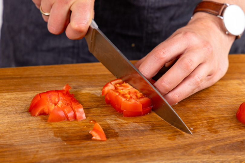 Tomate in Würfel schneiden