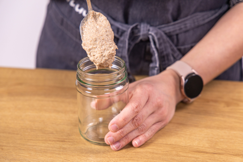 Teig erneut in das saubere Glas füllen