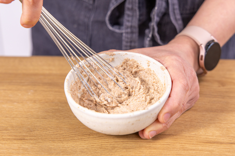 Mehl und Wasser verrühren