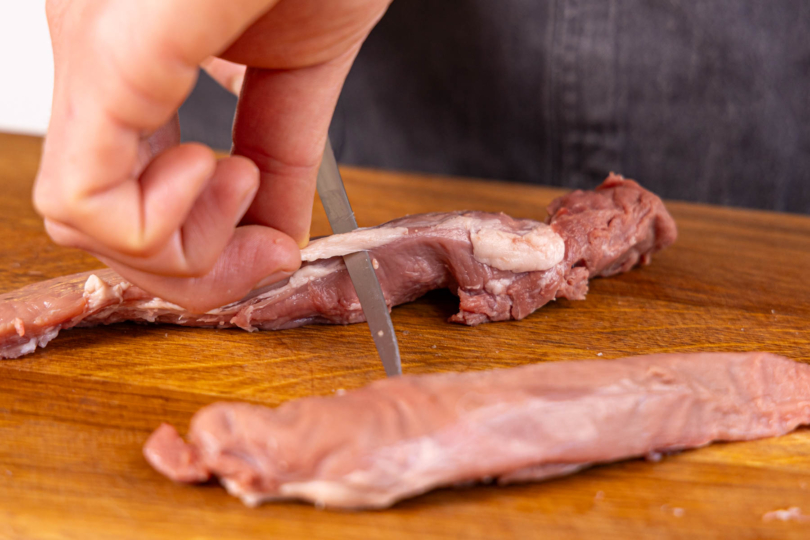 Wildschweinfilet parieren, Fett uns Sehnen abschneiden