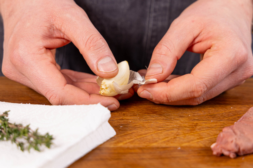 Knoblauch schälen