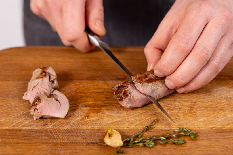 Wildschweinfilet kurzgebraten in Medaillons schneiden