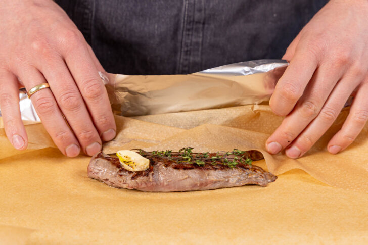 Wildschweinfilet ruhen lassen