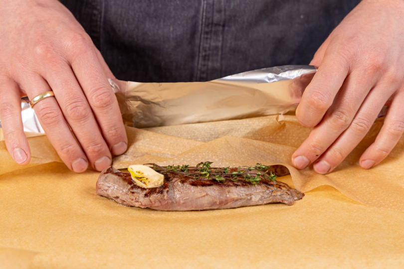 Wildschweinfilet ruhen lassen