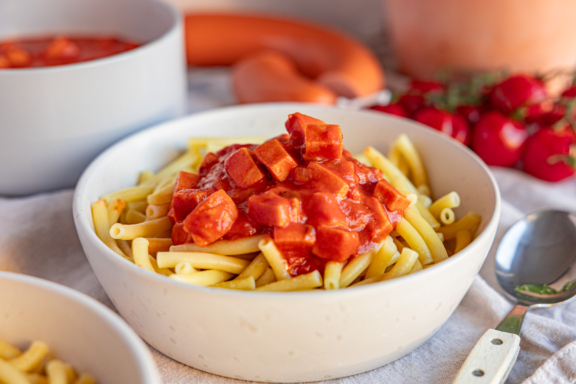 Wurstgulasch auf Makkaroni