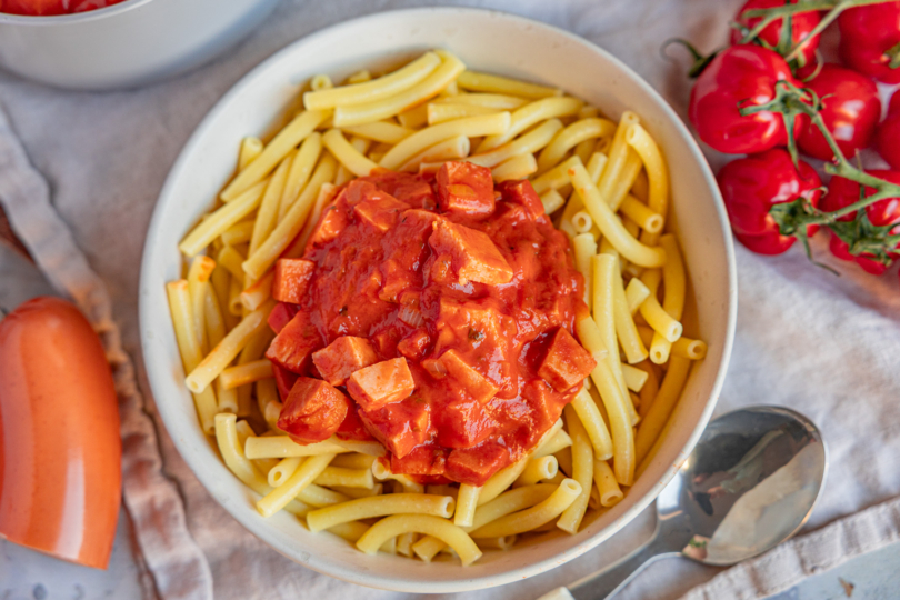 Wurstgulasch mit Fleischwurst auf Makkaroni