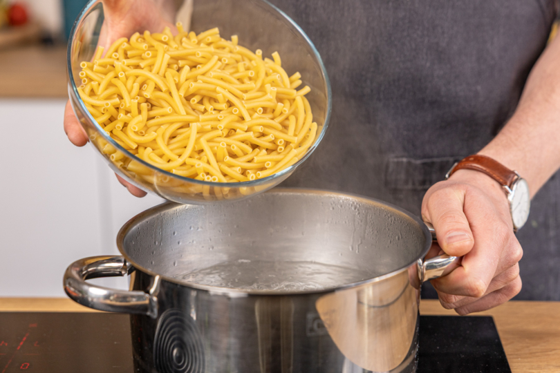 Makkaroni ins kochende Wasser geben