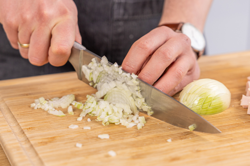 Zwiebel fein würfeln