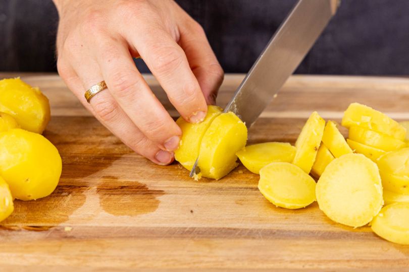 Kartoffeln pellen und in Scheiben schneiden