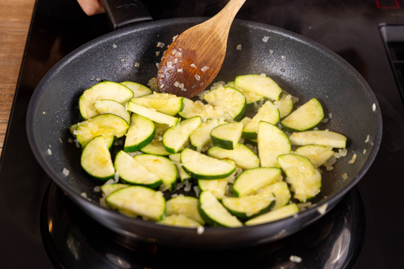 Zucchini mit Zwiebel und Knoblauch anbraten