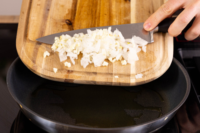 Zwiebel und Knoblauch anbraten