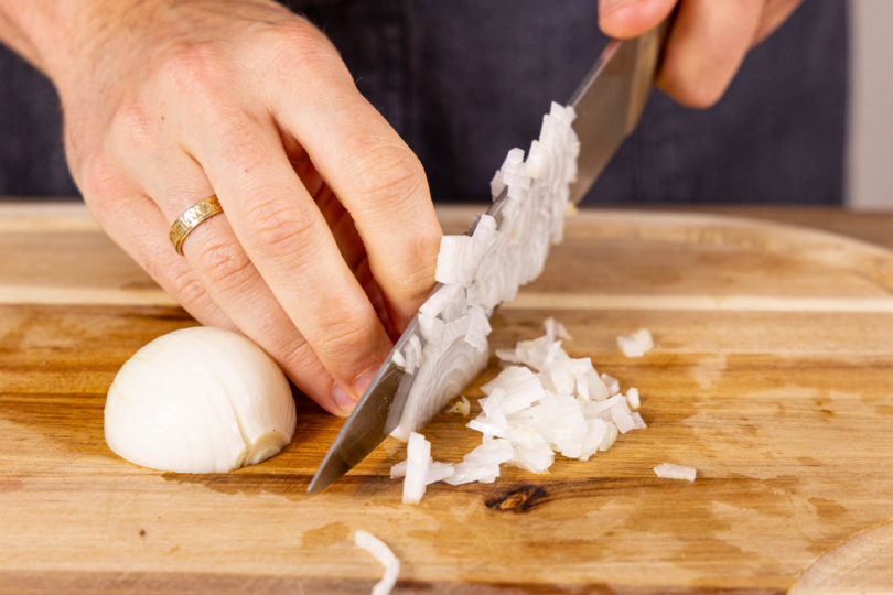 Zwiebel und Knoblauch schälen und fein würfeln