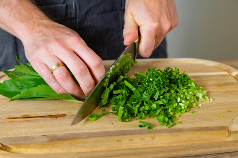Bärlauch klein schneiden