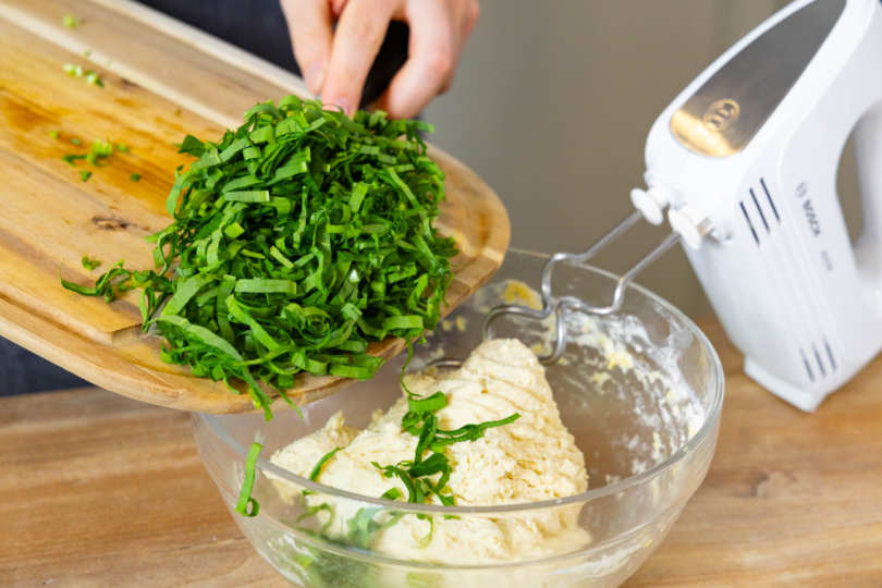 Bärlauch zu Teig geben