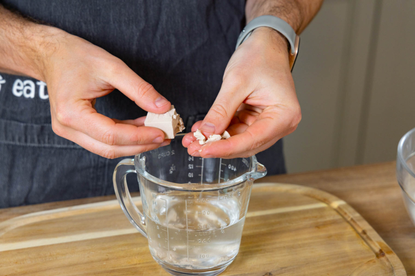 Hefe in Wasser bröseln