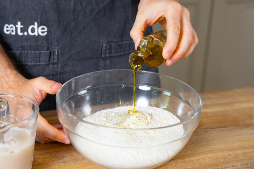 Olivenöl zu Mehl geben