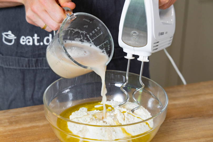 Hefe-Wassergemisch zu Mehl geben