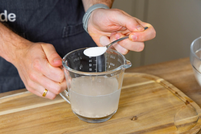 Zucker zu Hefewasser geben