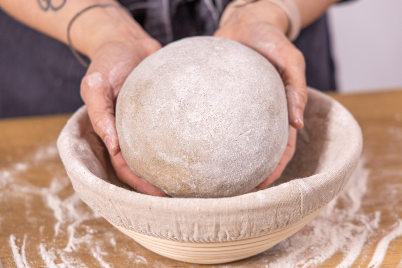 Teig in das Gärkörbchen legen