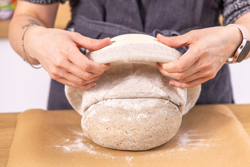 Brotlaib auf Backpapier geben