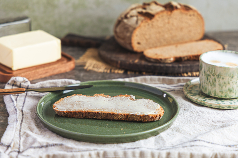 Bauernbrot mit Sauerteig mit Butter servieren