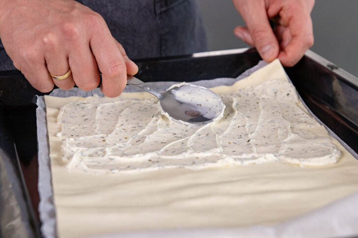 Blätterteigstangen mit Schinken und Käse
