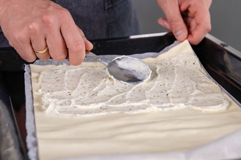 Blätterteigstangen mit Schinken und Käse