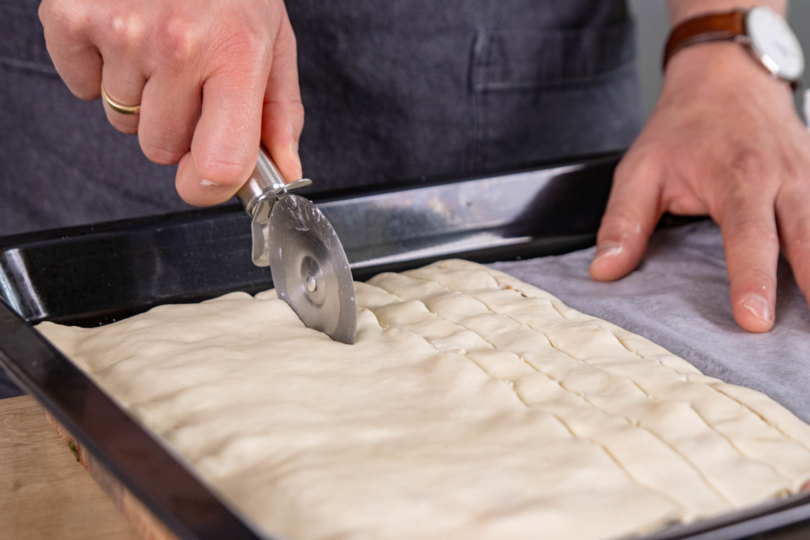 Blätterteig in Streifen schneiden