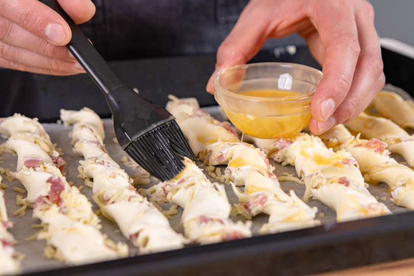 Blätterteig mit Ei bestreichen