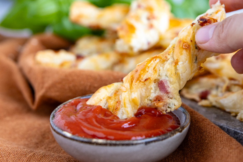 Blätterteigstangen mit Schinken und Käse