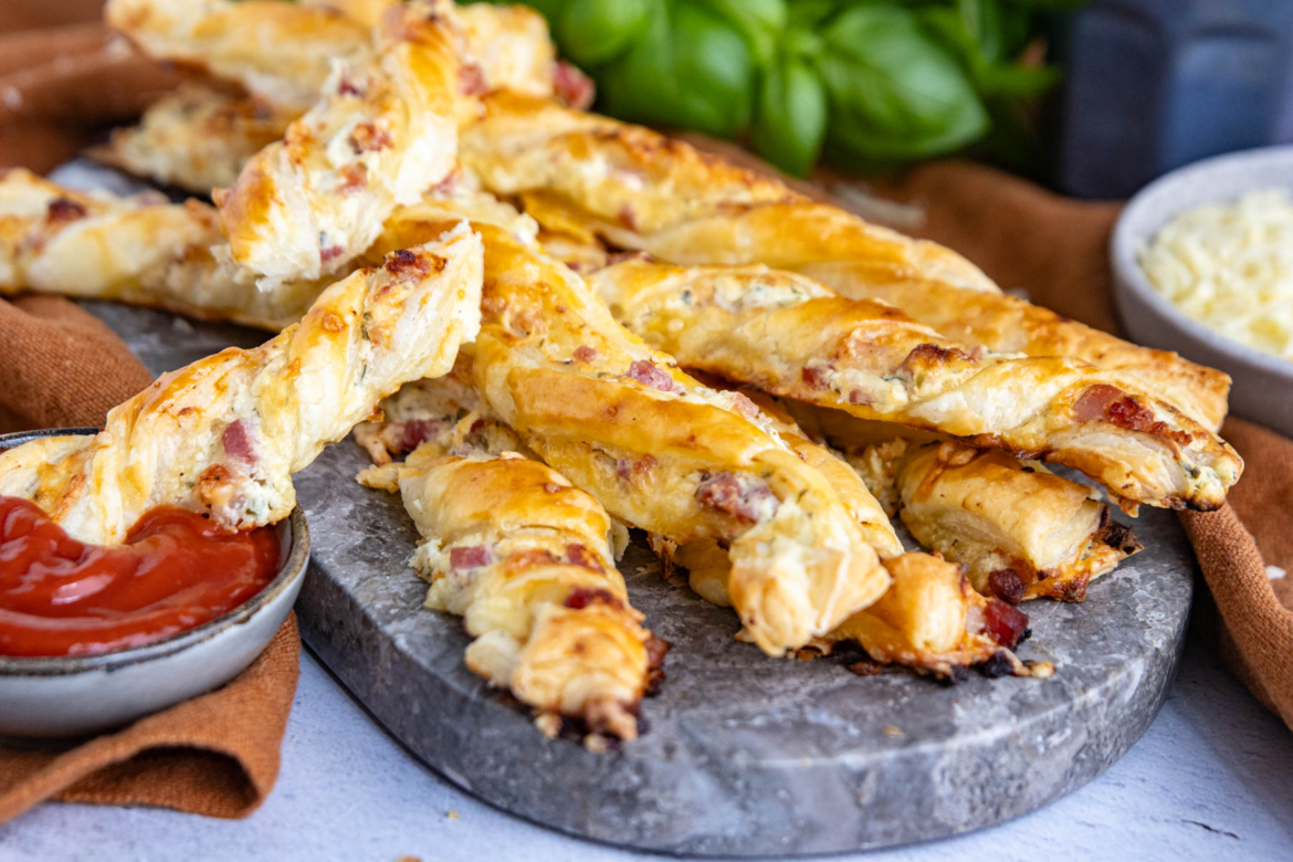 Blätterteigstangen mit Schinken und Käse