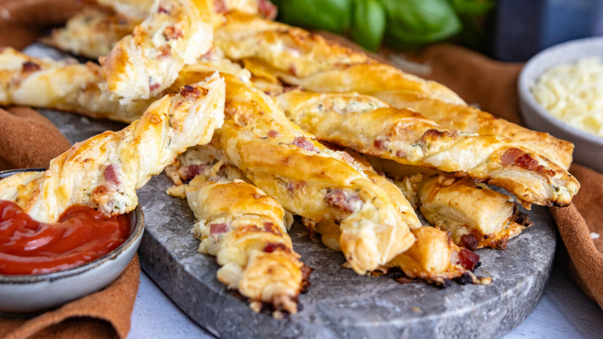 Blätterteigstangen mit Schinken und Käse