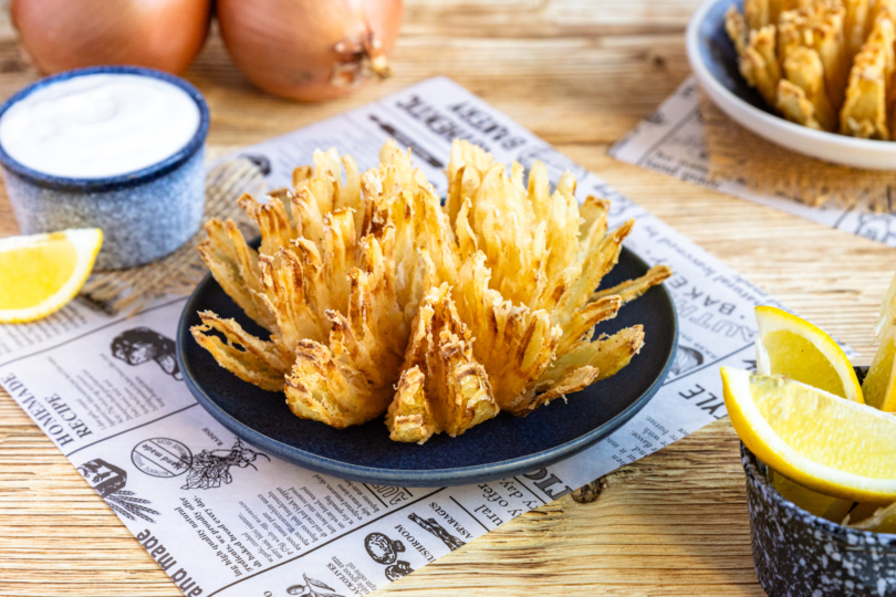 Blooming Onion mit Dip servieren