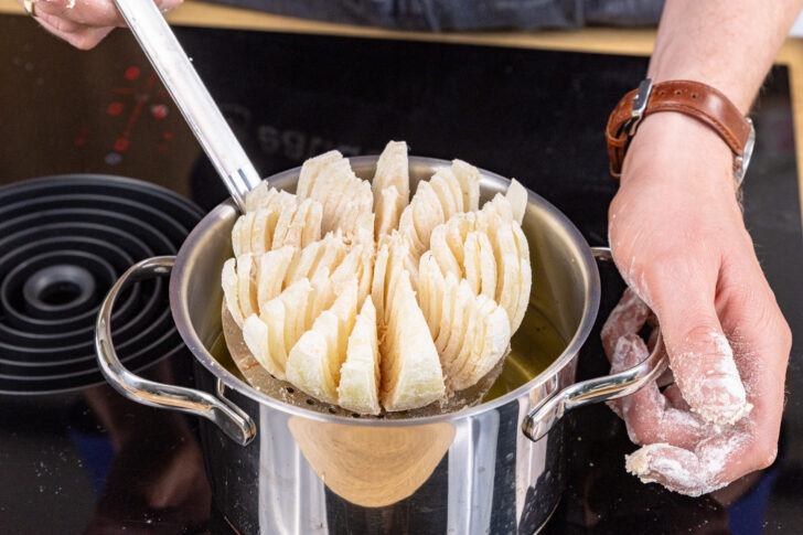 Zwiebelblume ins Öl geben